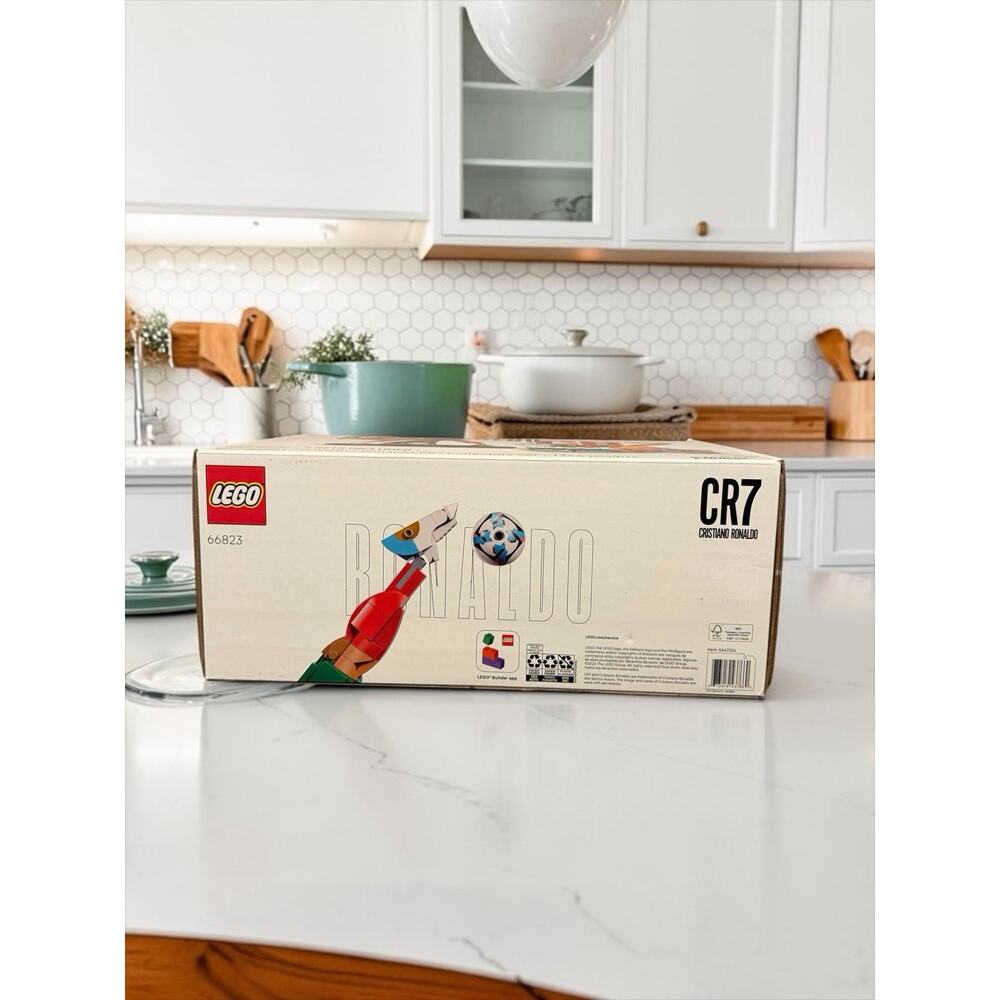 LEGO 66823 Editions Cristiano Ronaldo Collector's Set Co-Pack, Building Toy with - Picture 3 of 8